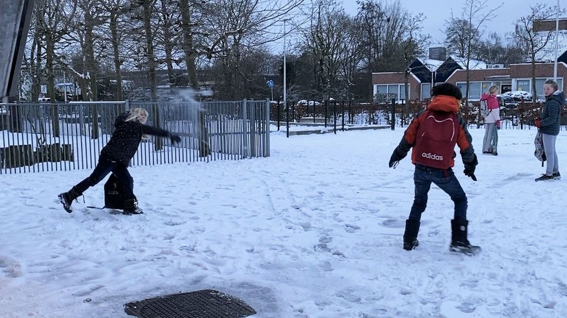 Sneeuwpret op de eerste schooldag na de lockdown