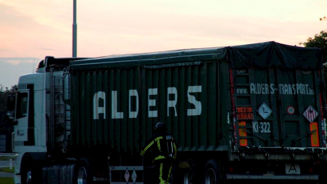 Vrachtwagen lekt chemische lading