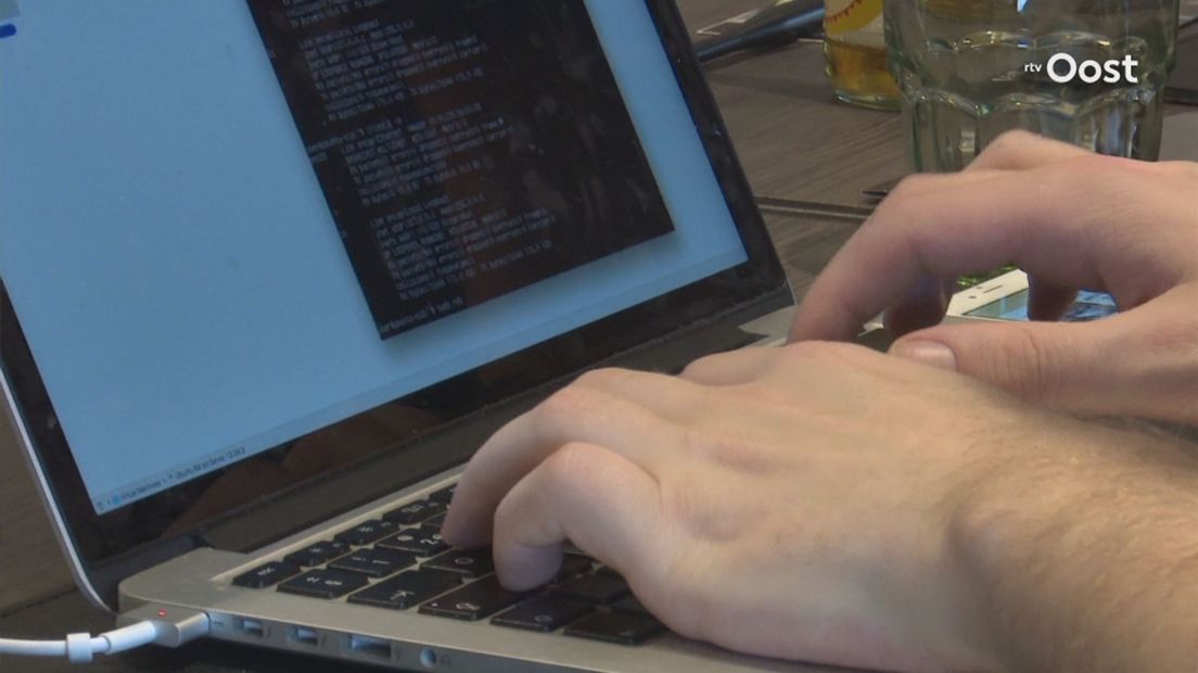 Het thema veiligheid is voor kiezers uit Overijssel belangrijk bij de komende verkiezingen, en dan met name cybercriminaliteit.