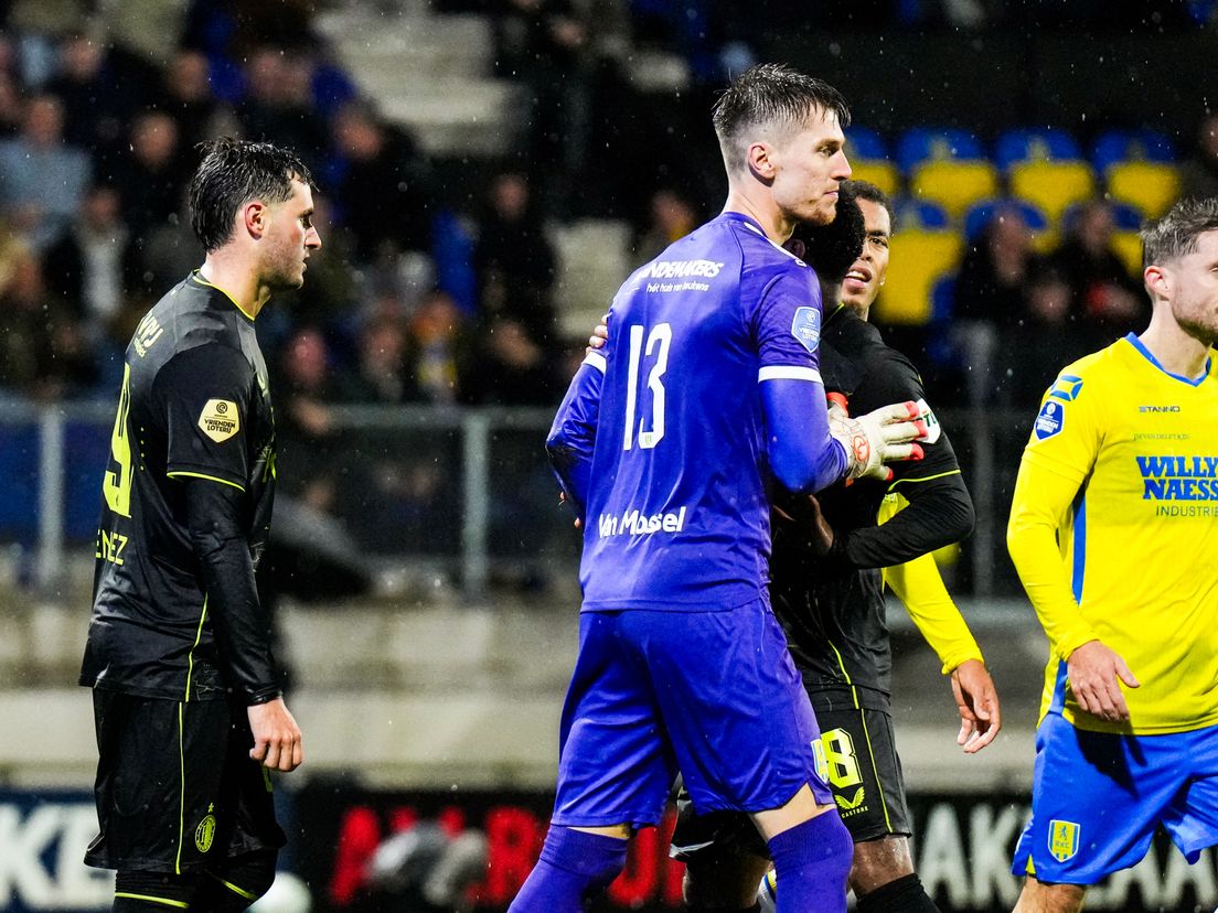 Santiago Gimenez (links) miste namens Feyenoord een strafschop in het uitduel met RKC Waalwijk