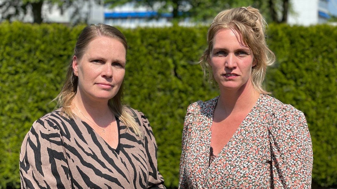 Vanja Bentum (l) en Wendy Stel wonen op nog geen 500 meter van de vergister
