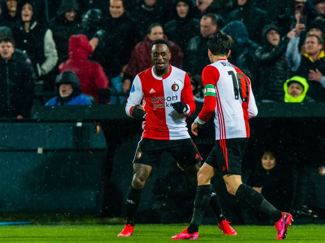 Ridgeciano Haps viert zijn treffer met Steven Berghuis. (VK Sportphoto - Yannick Verhoeven)