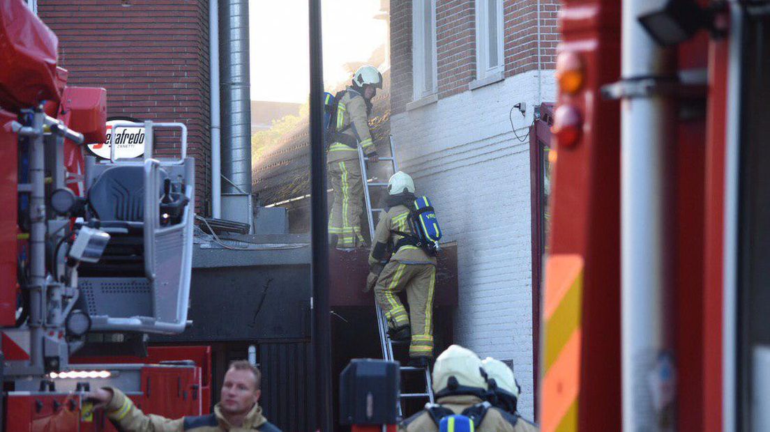 Brandweerlieden gaan het dak op bij De Brasserie in Emmen (Rechten: De Vries Media)