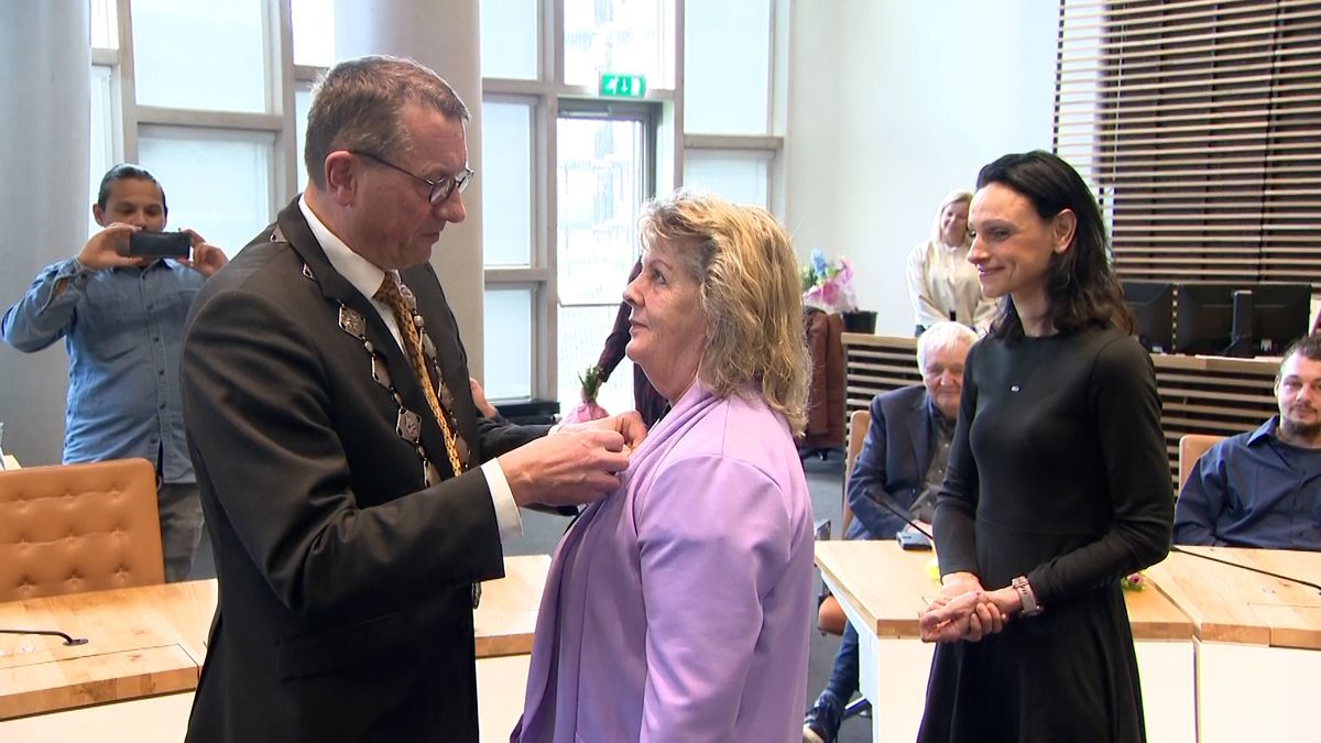 Krista uit Schuinesloot krijgt zeldzame erepenning voor redden collega tijdens steekpartij in Veldzi