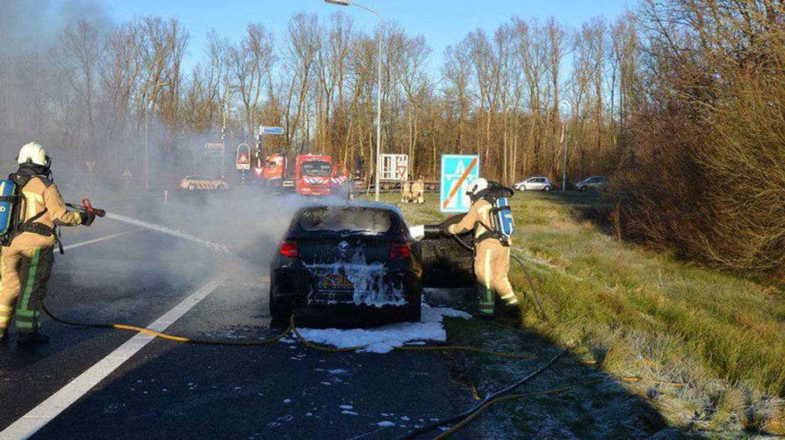 De brandweer kon niet voorkomen dat de auto compleet uitbrandde (Rechten: Van Oost Media)