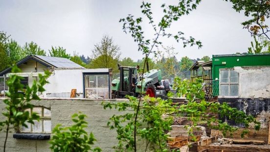 Man overleden bij ongeluk met trekker. Man overleden bij ongeluk met trekker.
