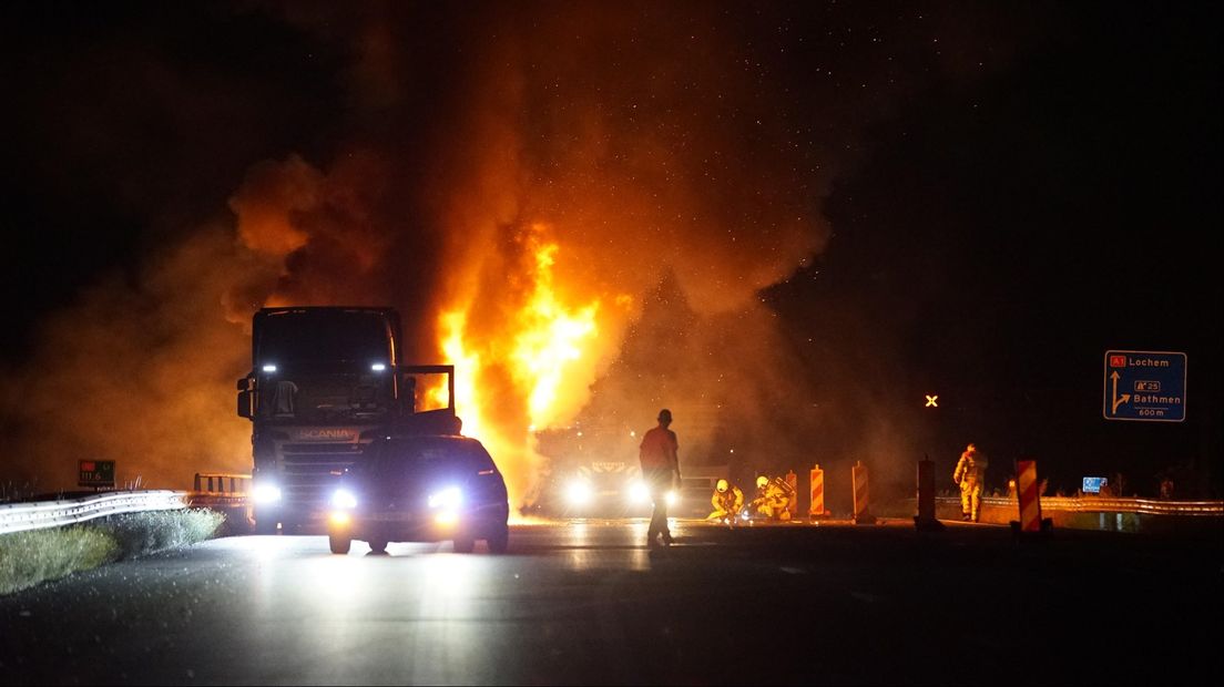 Vrachtwagen uitgebrand op A1