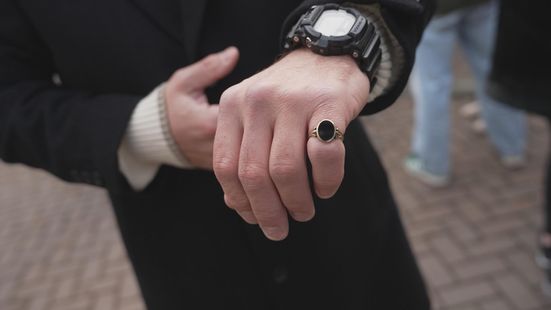 De ring die nu in het bezit is van Erwin Beenhakker.