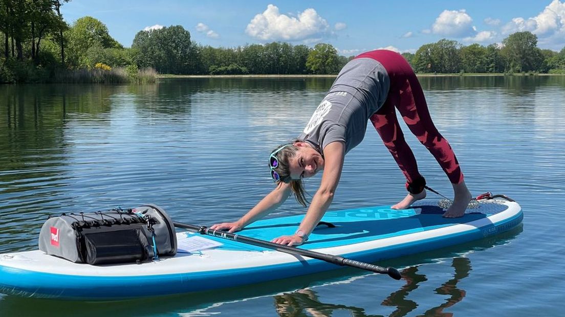 Joyce Vissers doet yoga op een SUP.