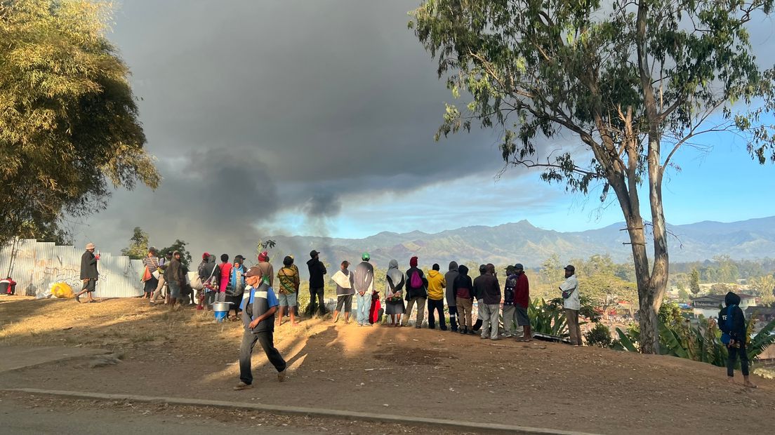 Grote rookwolken hangen boven de stad Goroka