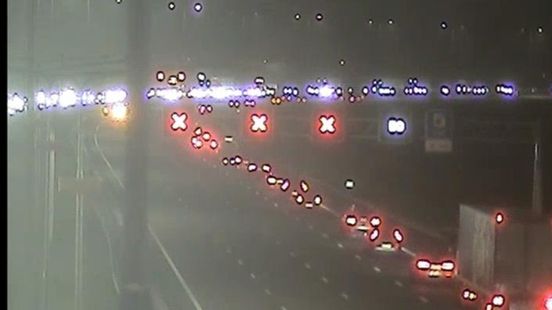 Botsing tussen meerdere voertuigen op de A2 bij Velddriel: forse vertraging voor verkeer vanuit Den Bosch. Botsing tussen meerdere voertuigen op de A2 bij Velddriel: forse vertraging voor verkeer vanuit Den Bosch.