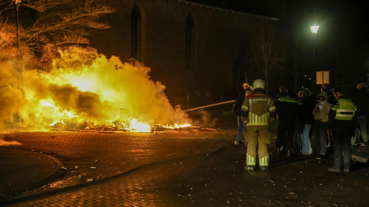Schuttingbrand in Oosterwolde | Brandweer bekogeld met vuurwerk in Drachten