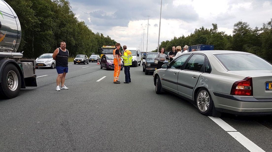 Botsing van een vrachtwagen met meerdere personenauto's op de A35