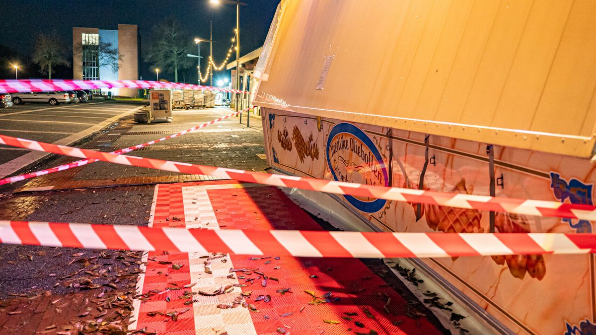 Auto botst tegen oliebollenkraam in Dokkum