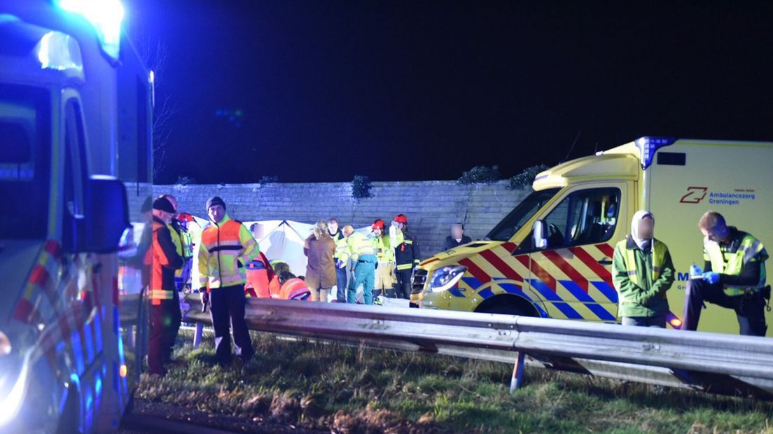 In beide richtingen van de snelweg waren hulpdiensten actief