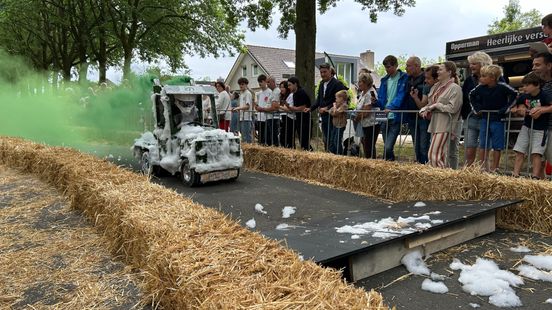 Oldenzalers sjezen in zelfgemaakte zeepkisten door de straat: 'Best spannend' Home