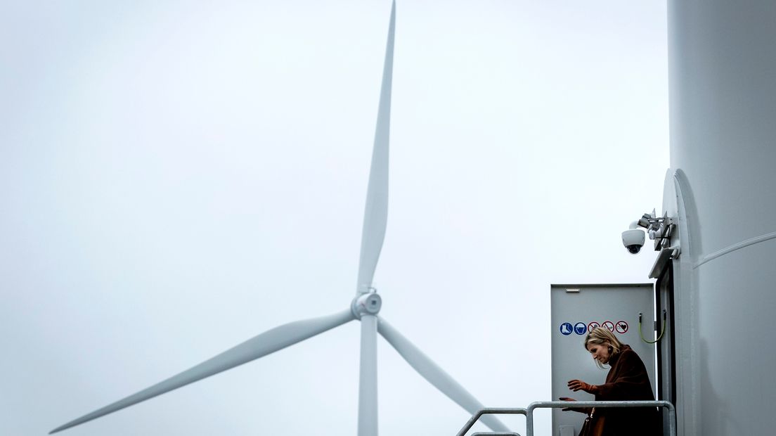 Koningin Máxima bracht dinsdag een bezoek aan het windpark Nijmegen-Betuwe langs de A15 bij Nijmegen. Daar hoorde ze hoe burgers de energiemarkt op zijn kop zetten door zelf energie te produceren. Ze sprak er ook met buurtbewoners.