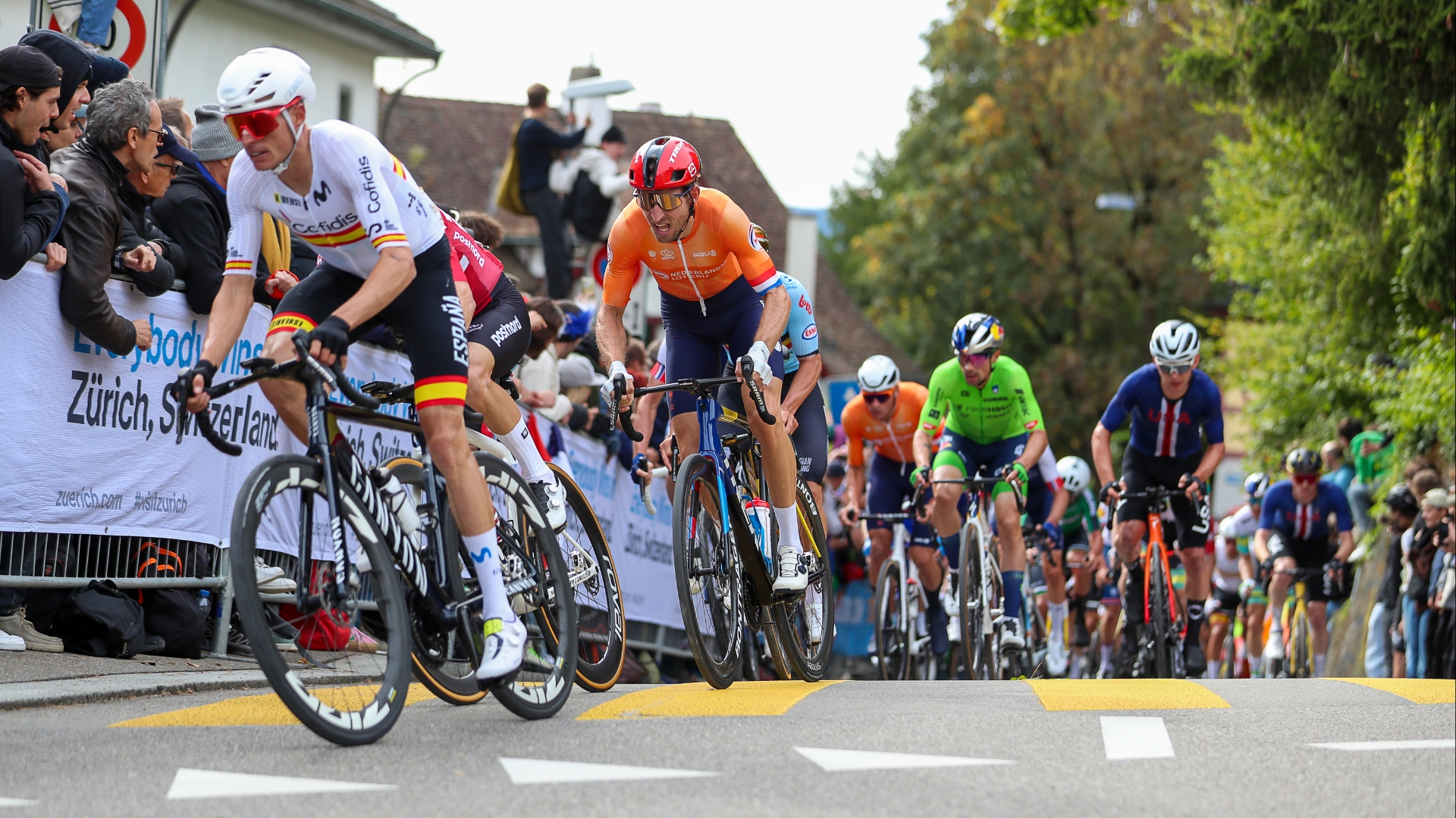 Bauke Mollema bij Tadej Pogacar in de achtervolging tijdens het WK in 2024