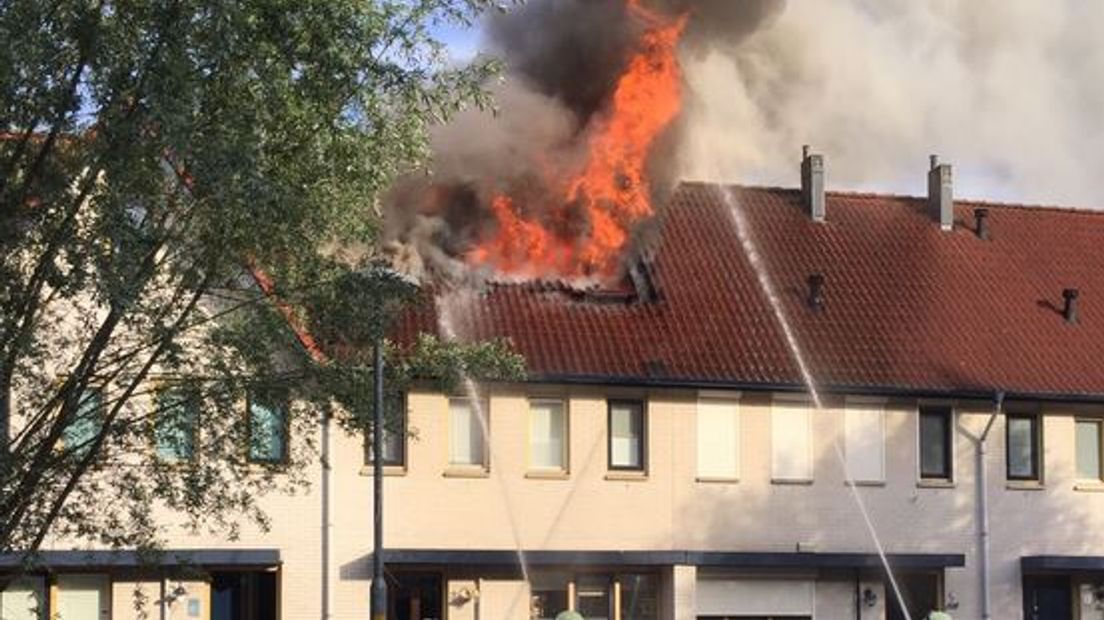 In een woning aan de Bloementuin in Zutphen woedde maandagochtend een grote brand. De vlammen kwamen uit het dak en de brandweer werkte met man en macht om de brand onder controle te krijgen. Inmiddels is de brand geblust.