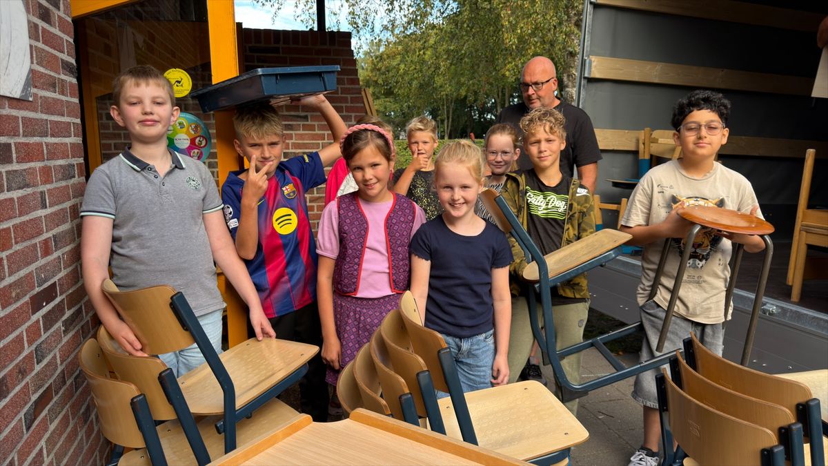 Kinderen uit Kootstertille laden vrachtwagen vol met schoolmeubilair voor Oekraïne