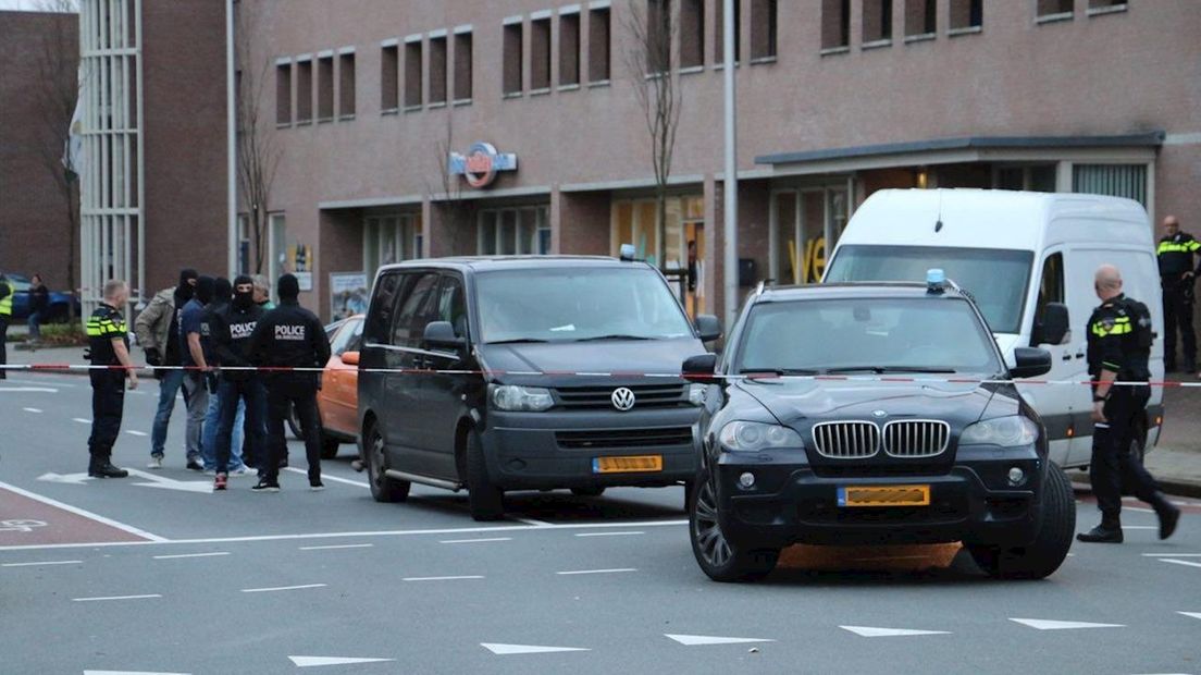 Arrestatieteam rijdt auto klem in Oldenzaal