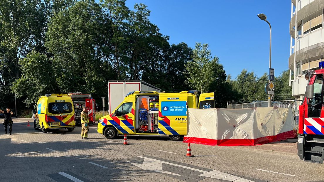 Fietser gewond na aanrijding met vrachtwagen in Deventer