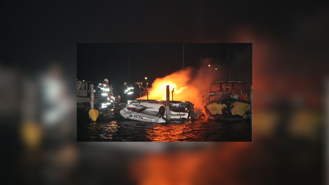 De boaten baarnden as in fakkel (foto's Alex Zwart)