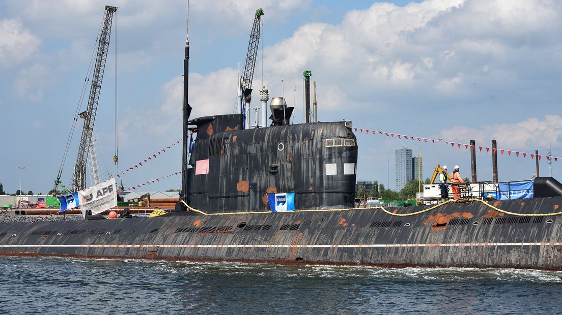 Russische duikboot vaart via sluis Terneuzen naar de sloop