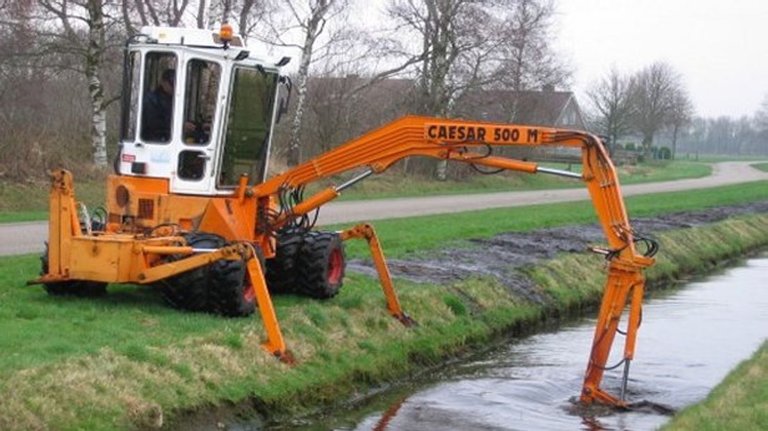De werkzaamheden tijdens de schouw bestaan uit maaien en baggeren (Rechten: archief RTV Drenthe)