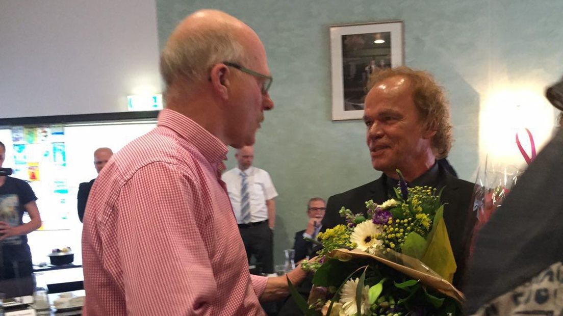 Arie Molenhuis (rechts) tijdens zijn installatie in de raad van de gemeente Winsum