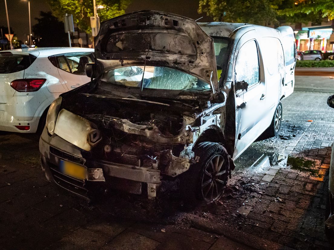 De schade aan het busje is fors.