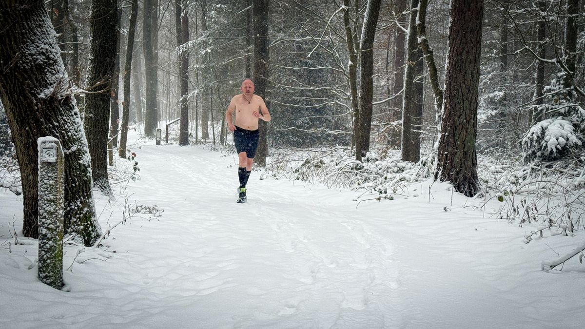 Jodi rent half naakt door de sneeuw: 'Je moet dit weer benutten'