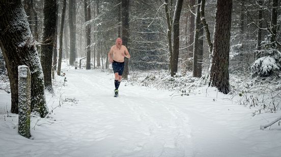 Jodi rent half naakt door de sneeuw: 'Je moet dit weer benutten'