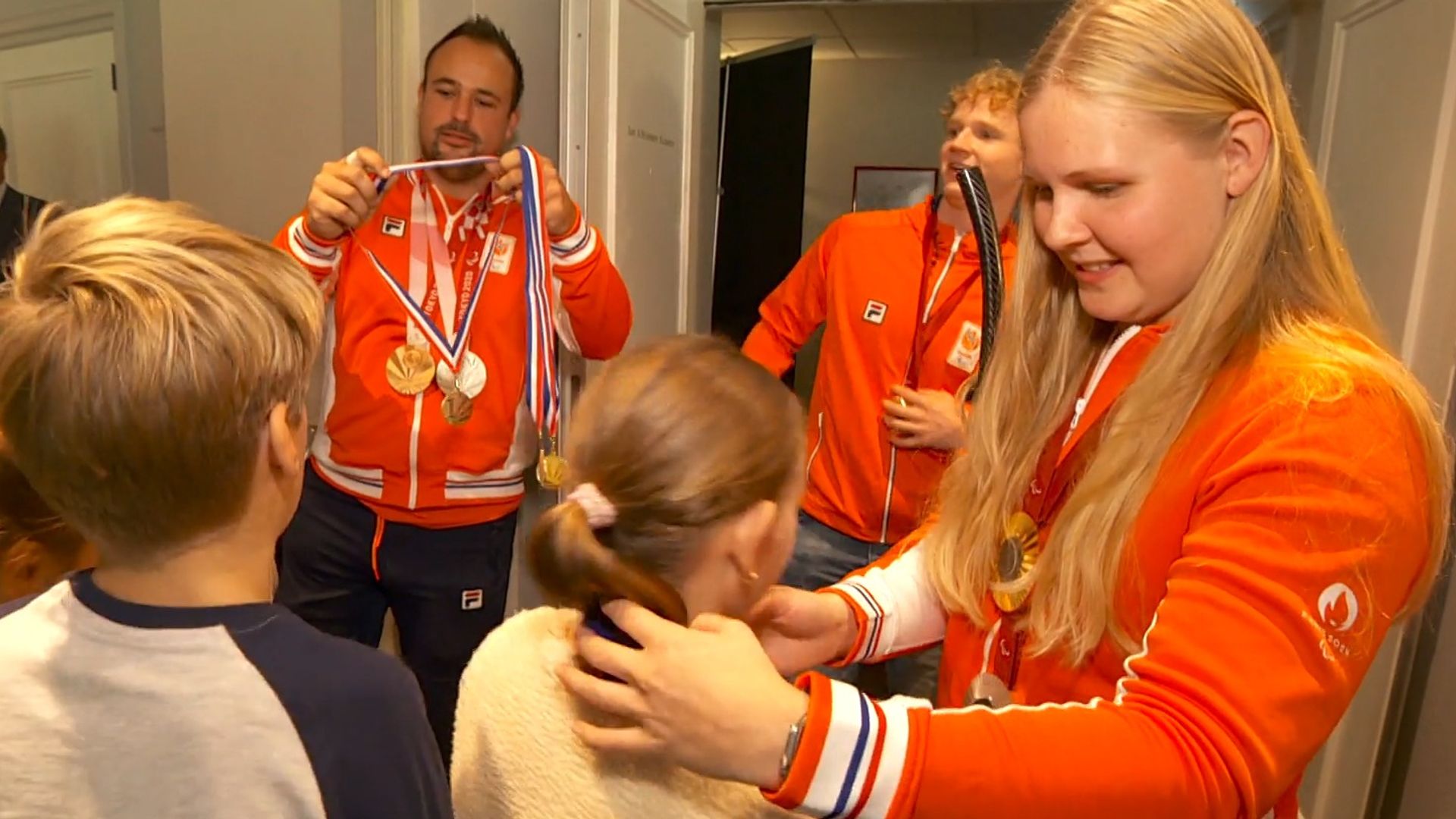 Skoalbern moetsje Fryske paralympiërs: "Het was best spannend"