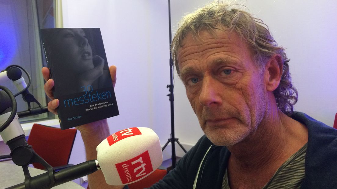 Rob Stoker met zijn boek (Rechten: RTV Drenthe / Margriet Benak)