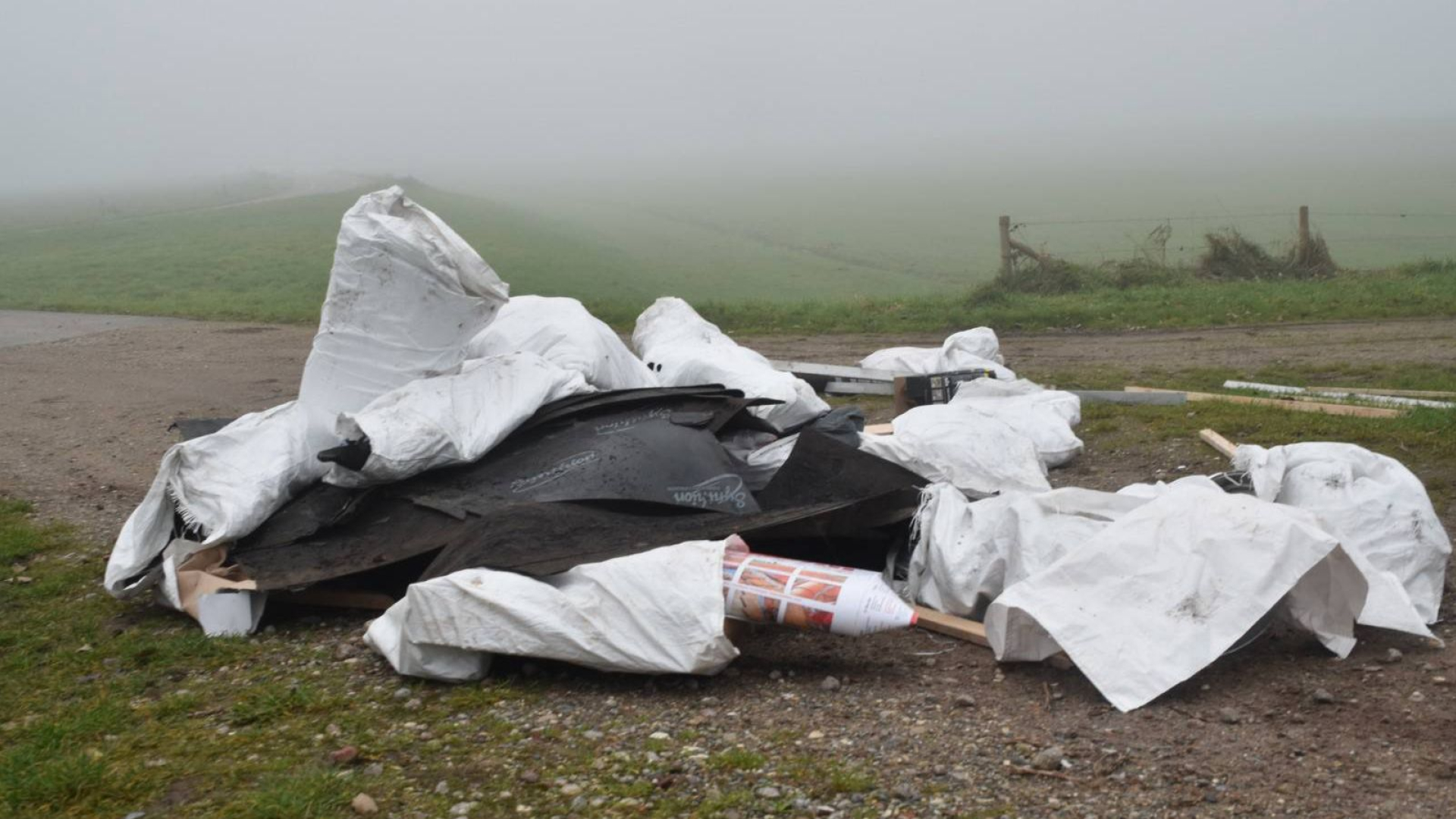 Enorme berg dakdekkersmateriaal gedumpt