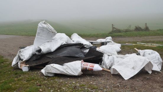 Enorme berg dakdekkersmateriaal gedumpt