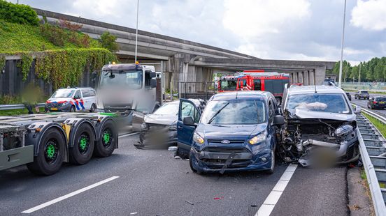 Snelweg dicht door ongeluk met meerdere voertuigen. Snelweg dicht door ongeluk met meerdere voertuigen.
