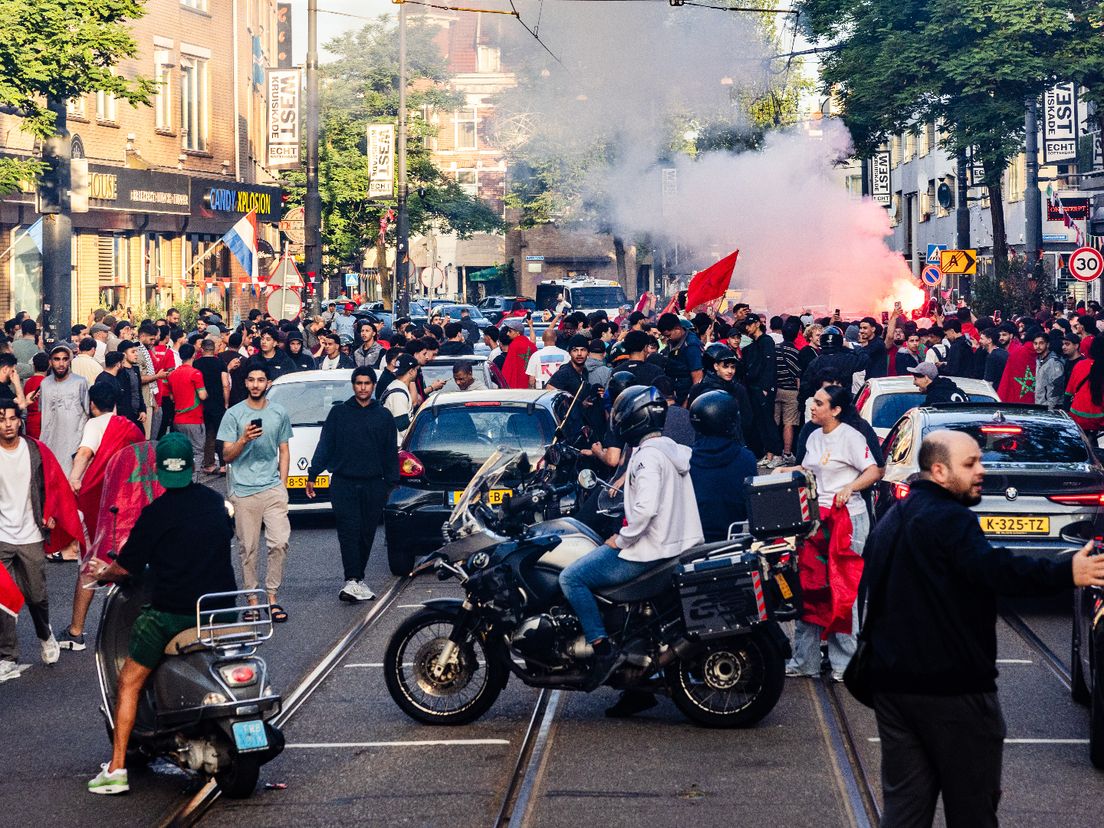 De West-Kruiskade stond dinsdagochtend bomvol feestende Marokkanen.