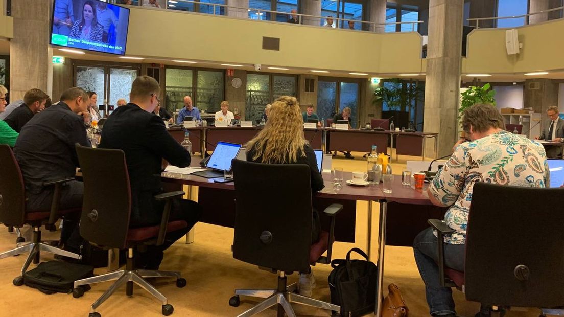 De gemeenteraad bij de technische briefing de specialisten bestoken met vragen