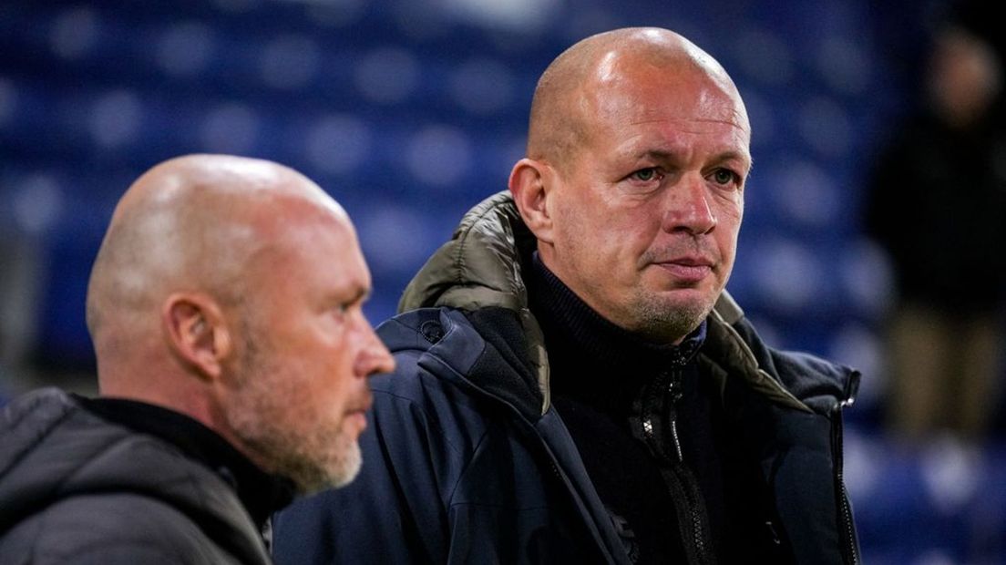 Richard Roelofsen (rechts) blijft mogelijk hoofdtrainer nu de financiële cijfers alarmerend zijn
