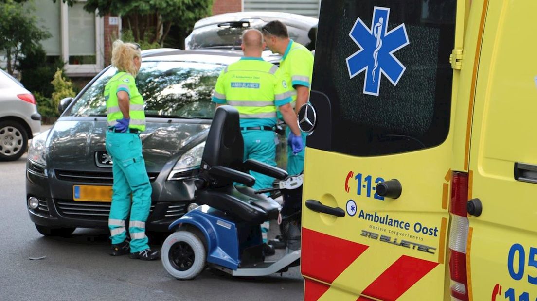 Vrouw en kind naar het ziekenhuis na aanrijding met auto in Oldenzaal