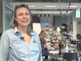 Bij deze stichting maken mensen met een lichamelijke uitdaging versierde vazen.