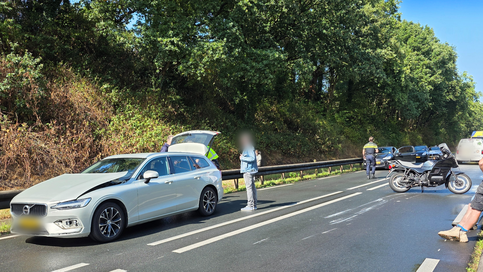 Grootschalige politie-inzet bij de Uithof | Vrachtwagen gekanteld in Mijdrecht.