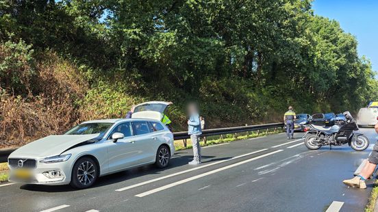 Grootschalige politie-inzet bij de Uithof | Vrachtwagen gekanteld in Mijdrecht. Grootschalige politie-inzet bij de Uithof | Vrachtwagen gekanteld in Mijdrecht.