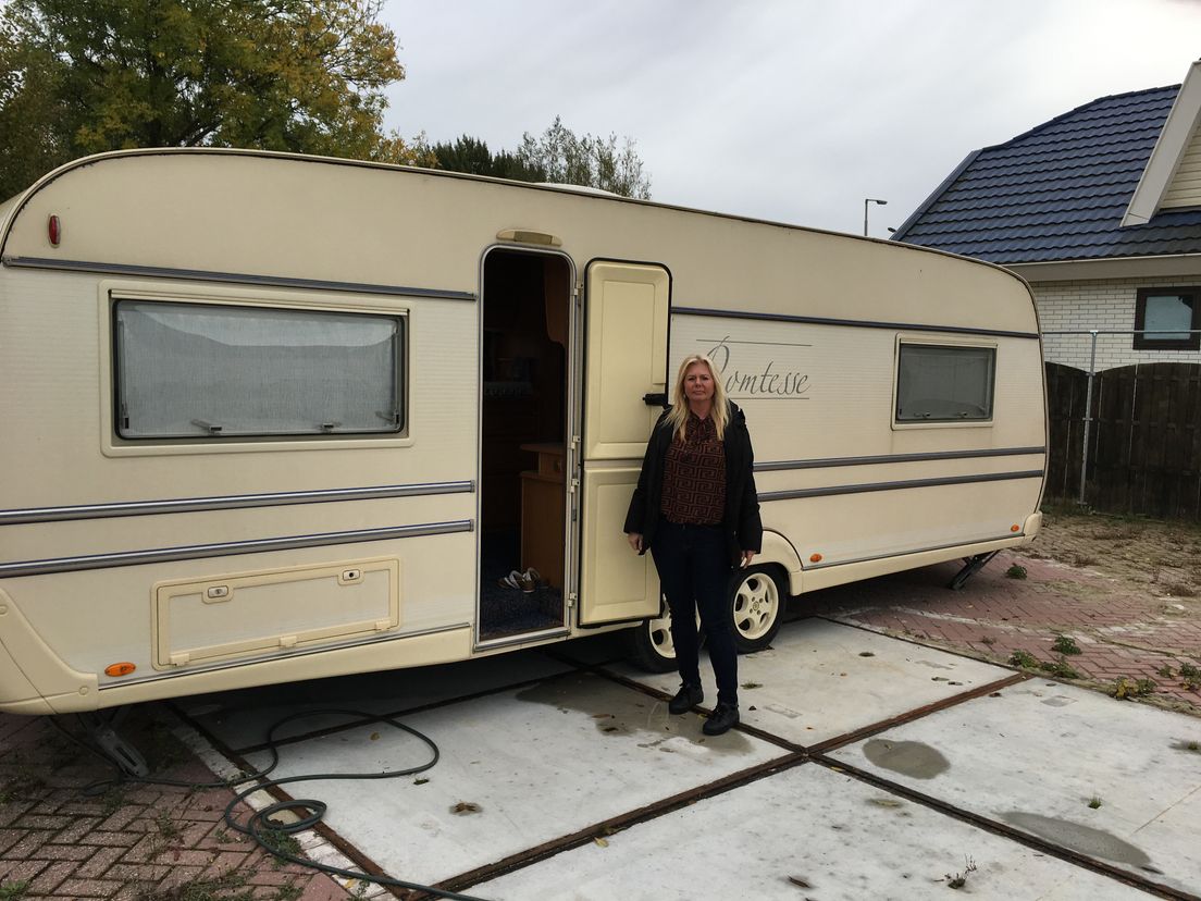 Marianna Scheffer voor haar caravan op een plek die eigenlijk gesloten is.