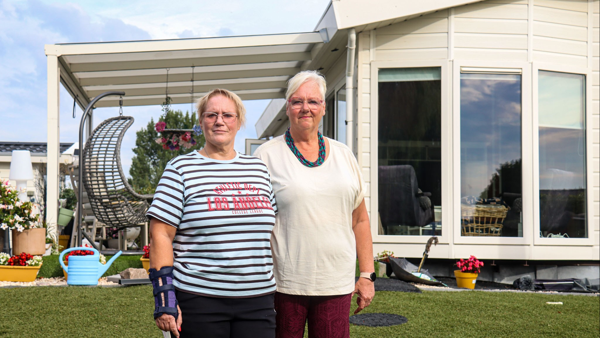 ‘Er zijn geen woningen, die zijn er niet.Waar moeten we heen?’ Karin en Maryvonne vrezen hun huis op het vakantiepark kwijt te raken.