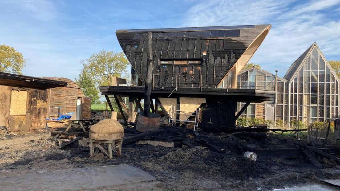 Het uitgebrande huis en een zwaar beschadigd huis.