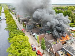 Schuur in Zwartemeer vat vlam: rookwolken te zien in omgeving