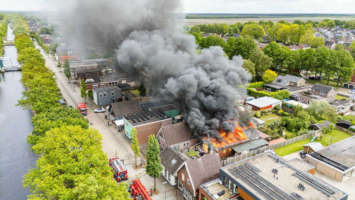 Grote zwarte rookwolken door schuurbrand Zwartemeer